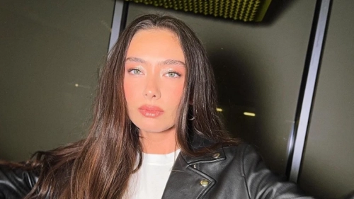 Neslihan Atag&uuml;l'&uuml;n cami ziyareti! Başını &ouml;rt&uuml;p poz verdi